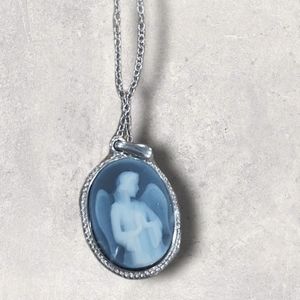 NWT praying Angel Cameo Style Pendant